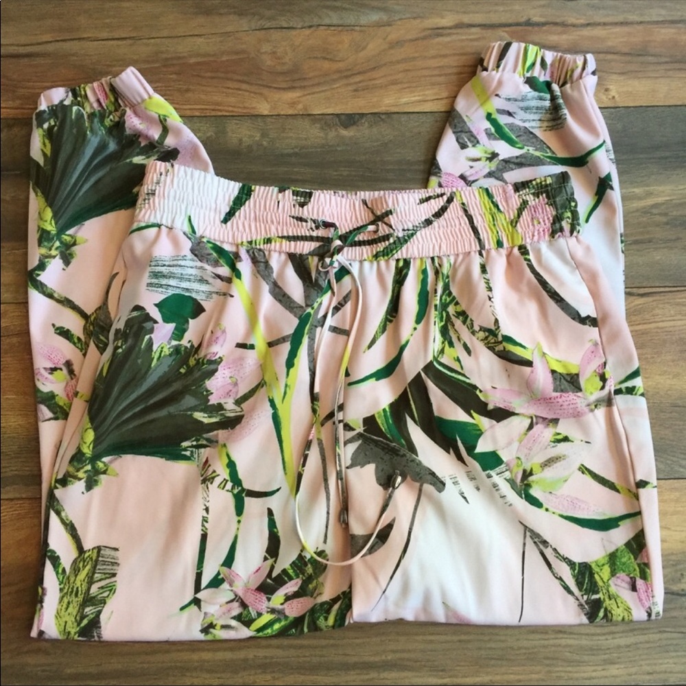 Tropical dressy joggers! ☀️ 🏝  🌴